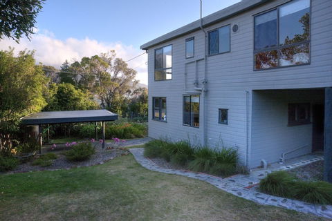 Cove Beach Apartment 1 - Accommodation Gladstone 0