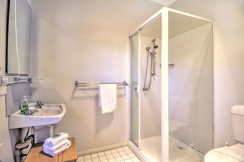 Cove Beach Apartment 1 - Accommodation Gladstone 3