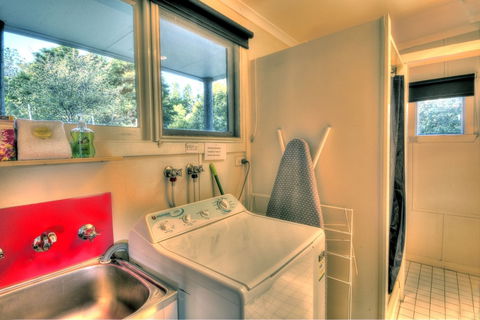 Cove Beach Apartment 1 - Accommodation Gladstone 2
