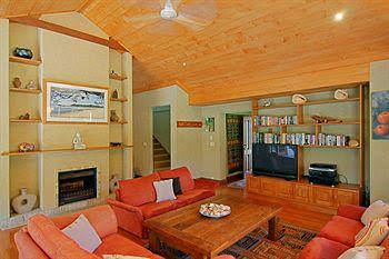 Abbies Beach House - Accommodation Gladstone 0