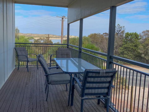 Longbeach House - Accommodation Gladstone 2