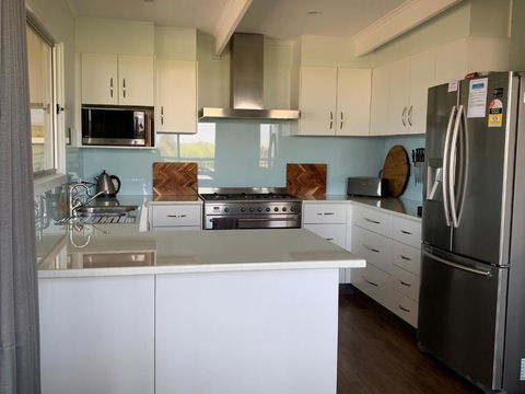 Longbeach House - Accommodation Gladstone 1