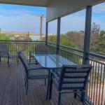 Longbeach House - Accommodation Gladstone 0