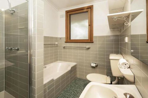 Alpine House Views Over Lake Jindabyne & The Snowy Mountains - Accommodation Gladstone 3