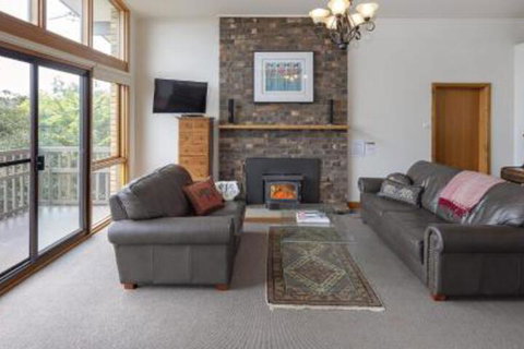 Alpine House Views Over Lake Jindabyne & The Snowy Mountains - Accommodation Gladstone 4