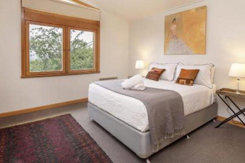Alpine House Views Over Lake Jindabyne & The Snowy Mountains - Accommodation Gladstone 0