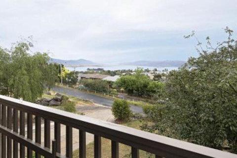 Alpine House Views Over Lake Jindabyne & The Snowy Mountains - Accommodation Gladstone 1