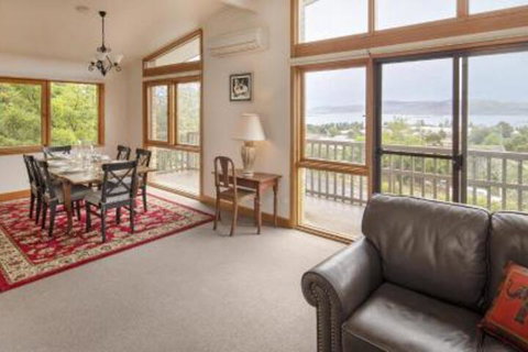 Alpine House Views Over Lake Jindabyne & The Snowy Mountains - Accommodation Gladstone 6