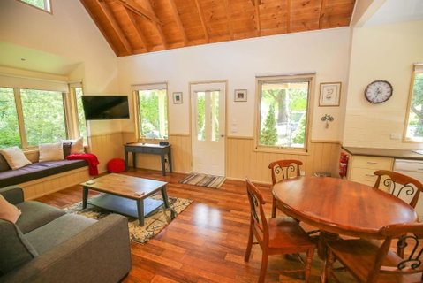 Alpine Arnica Cottage 1 - Accommodation Gladstone 3