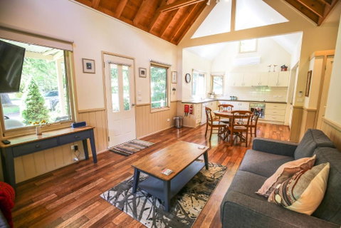 Alpine Arnica Cottage 1 - Accommodation Gladstone 1