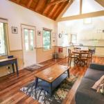 Alpine Arnica Cottage 1 - Accommodation Gladstone 0