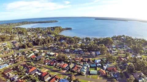 Paradise Bungalow Waterfront - Accommodation Gladstone 0