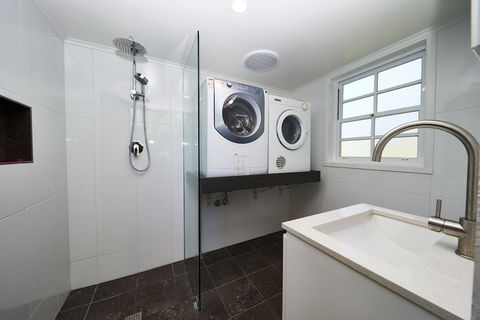 Paradise Bungalow Waterfront - Accommodation Gladstone 3