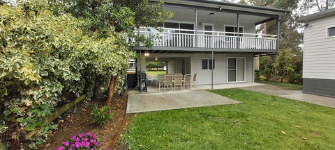 Paradise Bungalow Waterfront - Accommodation Gladstone 1
