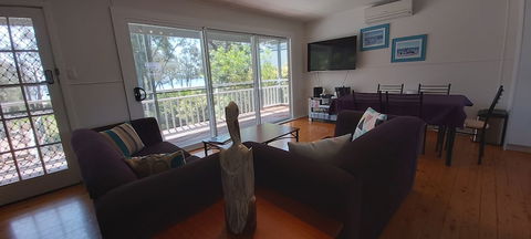 Paradise Bungalow Waterfront - Accommodation Gladstone 6