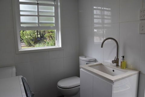 Paradise Bungalow Waterfront - Accommodation Gladstone 4