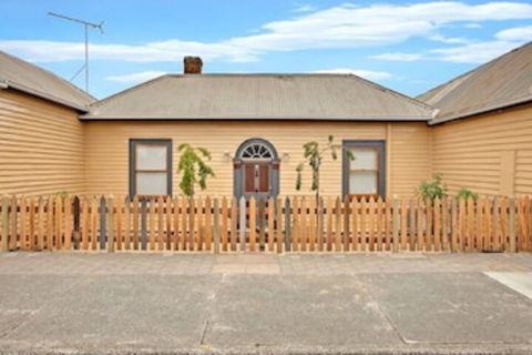 Robinson Cottage - Accommodation Gladstone 0