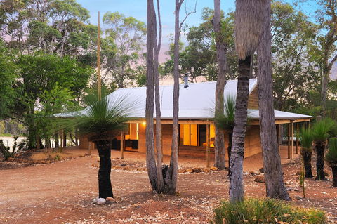 Woodstone Cottages - Accommodation Gladstone 6
