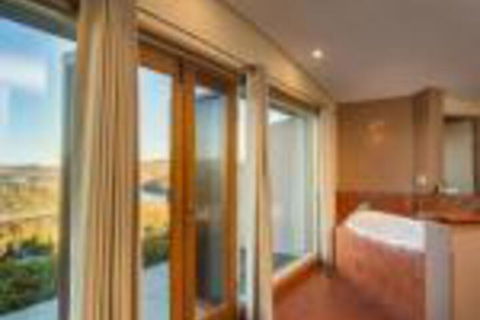 Eagle View Escape - Accommodation Gladstone 0