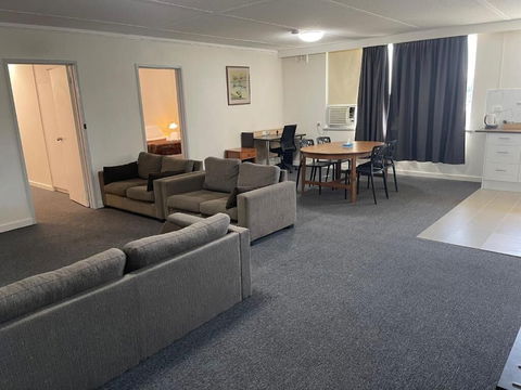 Parkside Inn Motel - Accommodation Gladstone 2