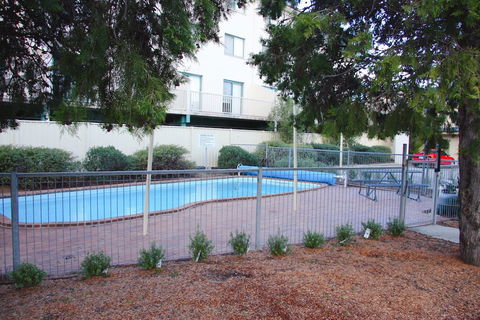 Canberra Short Term And Holiday Accommodation - Accommodation Gladstone 4