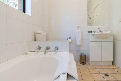 Eastwood Furnished Apartments - Accommodation Gladstone 2