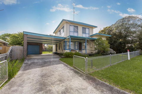 HOLIDAY On NAUTILUS INVERLOCH - Accommodation Gladstone 1