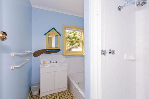 HOLIDAY On NAUTILUS INVERLOCH - Accommodation Gladstone 3