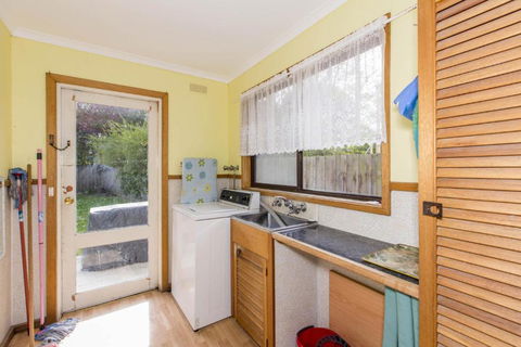 HOLIDAY On NAUTILUS INVERLOCH - Accommodation Gladstone 2