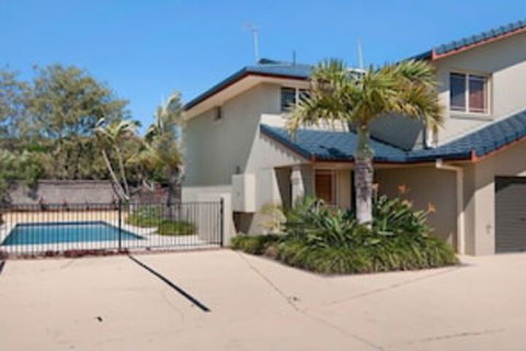 Casuarina 1 - Accommodation Gladstone 0
