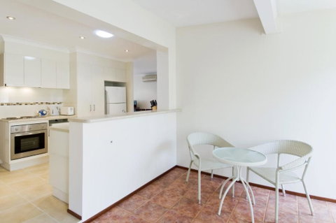 Cara Nobbys Beach 11 Wesley Avenue - Accommodation Gladstone 2