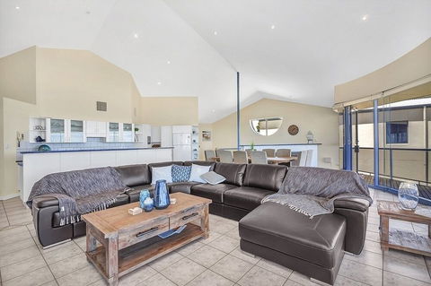 Sail Away - Accommodation Gladstone 4