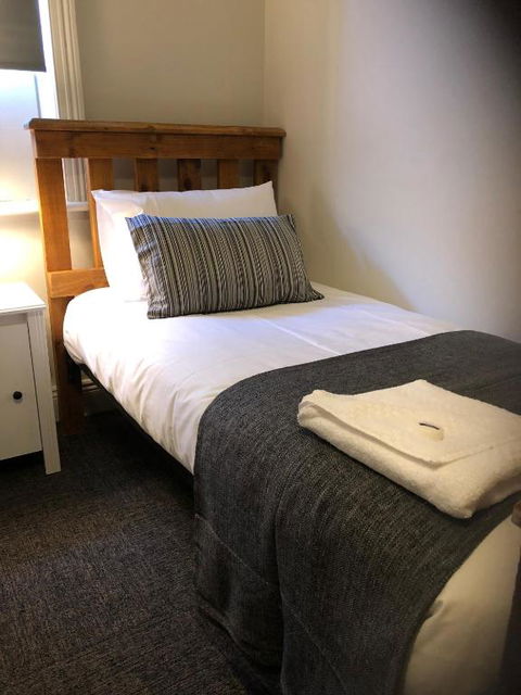 Cornwall Hotel - Accommodation Gladstone 4