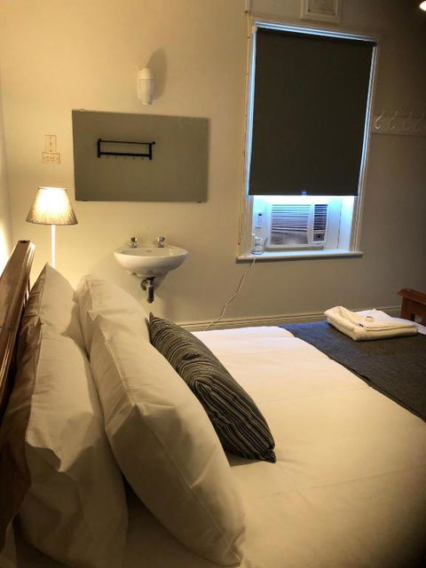Cornwall Hotel - Accommodation Gladstone 2