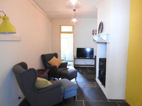 Cooks Cottage - Accommodation Gladstone 2