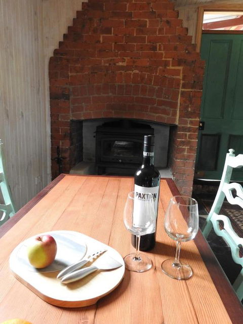 Cooks Cottage - Accommodation Gladstone 4
