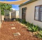 Cute Private Studio Flat with AIRCON - Accommodation Gladstone