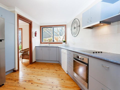 Baggies On Dutchies 9 Burbong Street Large House With Aircon Boat Parking & Waterviews - Accommodation Gladstone 2