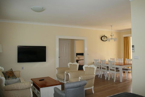 Colins Garden - Accommodation Gladstone 2