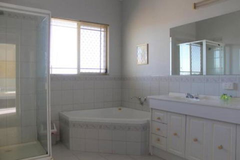 Golden Rivers Holiday Apartments - Accommodation Gladstone 2