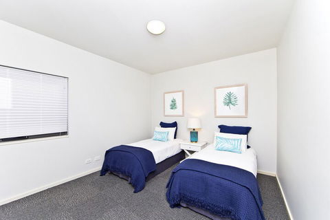 Sails On The Beachfront Exclusive Seaside Home - Accommodation Gladstone 7