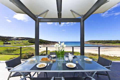 Sails On The Beachfront Exclusive Seaside Home - Accommodation Gladstone 0