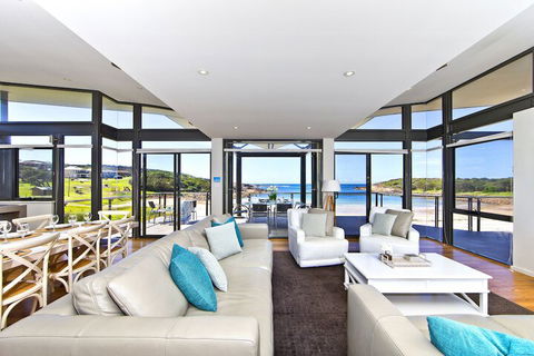 Sails On The Beachfront Exclusive Seaside Home - Accommodation Gladstone 3