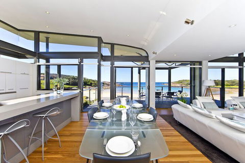 Sails On The Beachfront Exclusive Seaside Home - Accommodation Gladstone 6