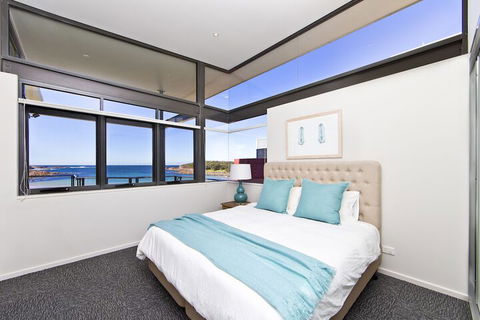 Sails On The Beachfront Exclusive Seaside Home - Accommodation Gladstone 1