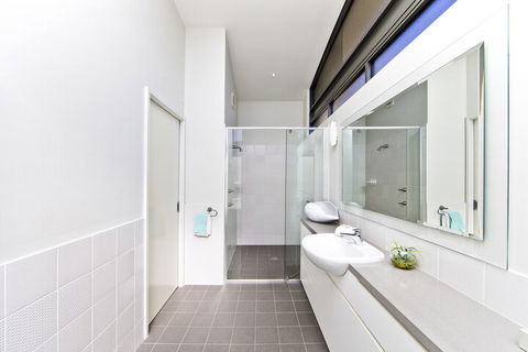 Sails On The Beachfront Exclusive Seaside Home - Accommodation Gladstone 4