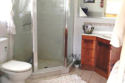 Milford Country Cottages - Accommodation Gladstone 5