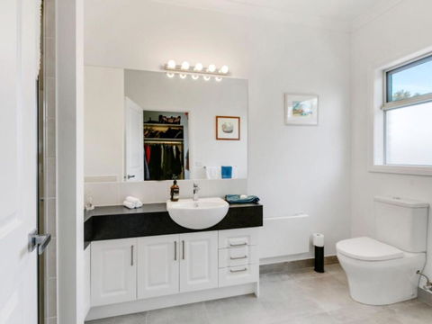 Venice On The Beach - Accommodation Gladstone 5
