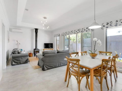 Venice On The Beach - Accommodation Gladstone 2