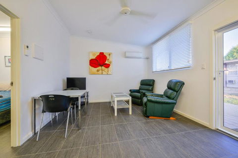 Getaway Villas Unit 38 2 1 Bedroom Self Contained Accommodation - Accommodation Gladstone 5
